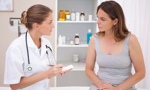 el médico prescribe tratamiento para las venas varicosas