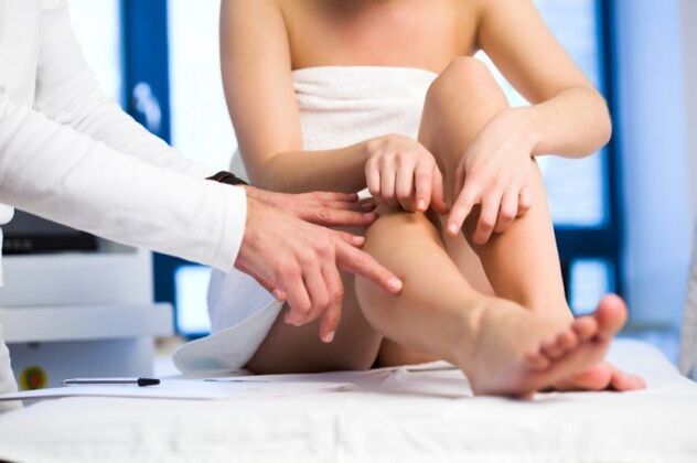 el médico examina las piernas en busca de venas varicosas
